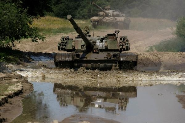 الدبابة البولندية PT-91 تمر عبر المياه في القاعدة العسكرية في بيدروسكو - رويترز