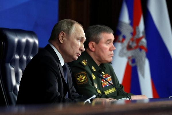 الرئيس الروسي بوتين وبجواره الجنرال فاليري ف. جيراسيموف - رويترز