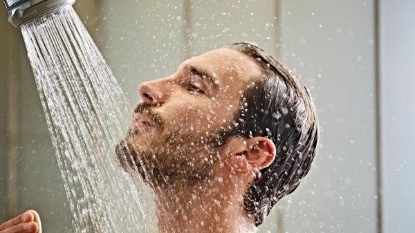 الاستحمام بالماء البارد يساعد على التخلص من ألم ممارسة الرياضة - مشاع إبداعي