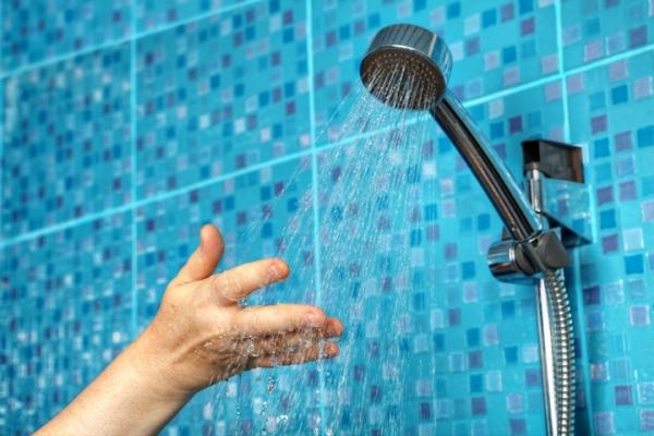 الاستحمام بماء بارد يساعد على علاج الالتهابات التي تصيب العضلات - مشاع إبداعي