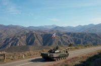 جنود من قوات حفظ السلام الروسية بالقرب من الحدود مع أرمينيا- رويترز