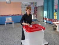 تونسية تصوّت بانتخابات الدور الأول لاختيار نواب البرلمان - الرئاسة التونسية 