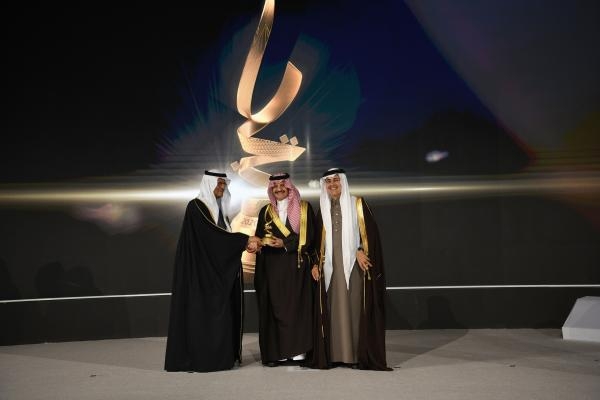 الأمير سعود بن نايف والأمير عبدالعزيز بن سلمان وم. أمين الناصر خلال المنتدى