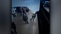 دفع رجل امرأة على سكة حديدية بمحطة مترو بروكسل - سي إن إن