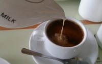إضافة الحليب إلى القهوة له فائدة صحية- مشاع إبداعي