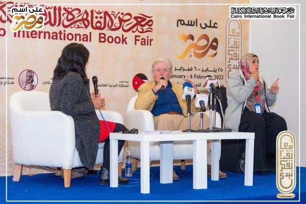 الفنان حسين فهمي خلال حديثه في إحدى ندوات معرض القاهرة للكتاب - اليوم