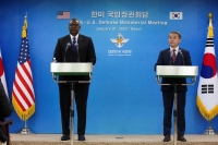 وزير الدفاع الأمريكي يتحدث أثناء حضوره مؤتمر صحفي مشترك مع وزير الدفاع الكوري الجنوبي في سول- رويترز