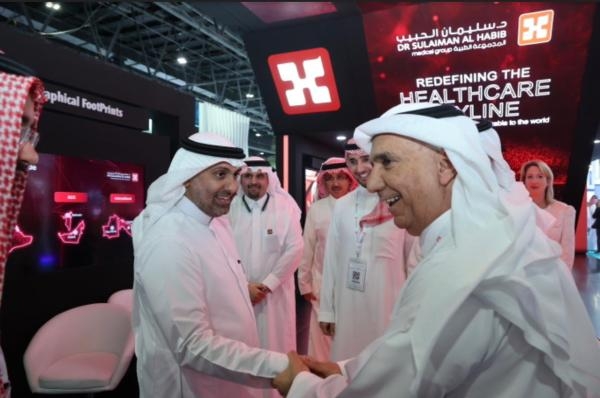 وزير الصحة يزور جناح مجموعة الدكتور سليمان الحبيب الطبية بمعرض ومؤتمر الصحة العربي