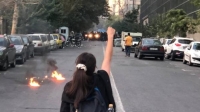 فتاة إيرانية تتحدى قوات الباسيج القمعية في تظاهرة وسط طهران- اليوم