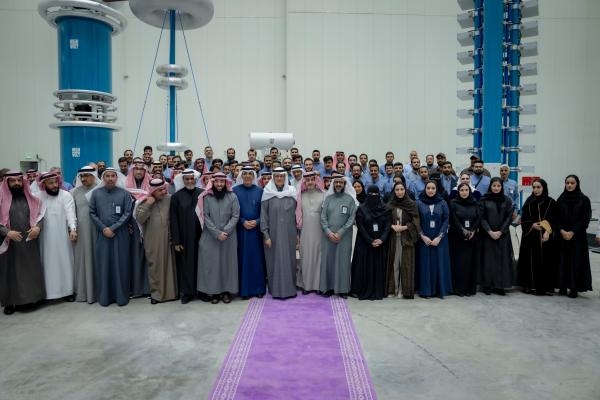 الأمير عبدالعزيز بن سلمان خلال افتتاح المجمع - حساب الوزارة على تويتر