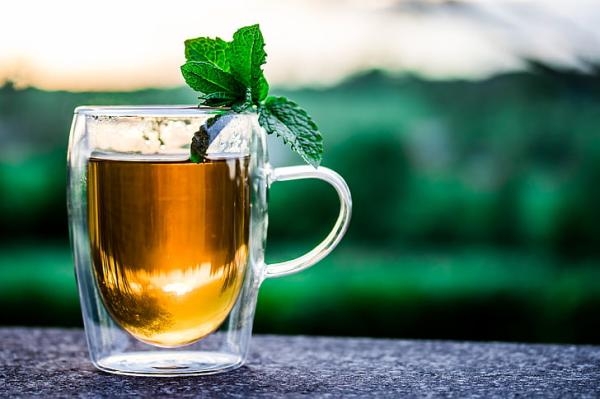 يُنصح باستبدال شاي الأعشاب بالشاي العادي شتاء للحصول على فوائده- مشاع إبداعي