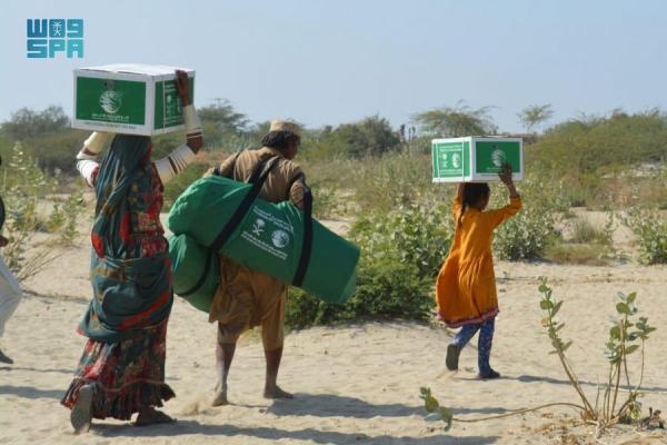 توزيع سلال غذائية على أهالي منطقة دادو بباكستان - واس