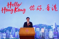 الرئيس التنفيذي لهونج كونج جون لي يتحدث خلال حملة 