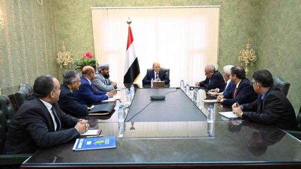 رئيس المجلس الرئاسي اليمني يلتقي مدير البنك المركزي - اليوم
