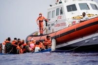 إنقاذ مهاجرين بالقرب من جزيرة لامبيدوزا في البحر الأبيض المتوسط 