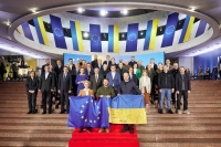 الرئيس الأوكراني يقف مع الأعلام الأوروبية والأوكرانية بعد قمة الاتحاد الأوروبي وأوكرانيا في كييف- رويترز