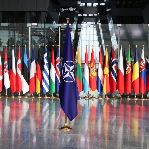 أعلام الدول المنضوية في الناتو يتقدمها علم الحلف - رويترز