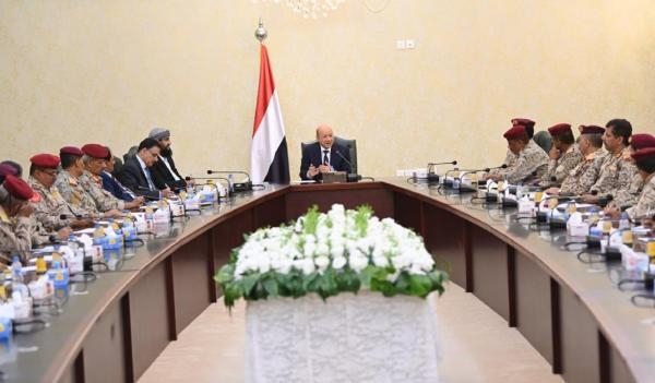 رئيس القيادة اليمني يستعرض إرهاب إيران ودعم الحوثي بالأسلحة المحرمة