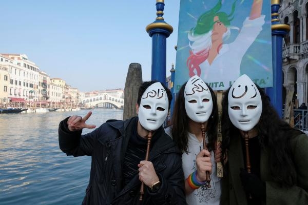 متضامنون من إيطاليا مع الانتفاضة الشعبية في إيران - رويترز