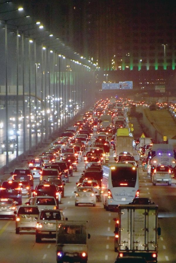 تكدس السيارات في أثناء ساعات النهار والليل - تصوير: طارق الشمر ومرتضى بوخمسين وراكان الغامدي