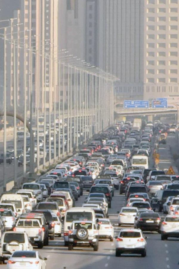 اصطفاف السيارات لمسافات طويلة تصوير: طارق الشمر ومرتضى بوخمسين وراكان الغامدي