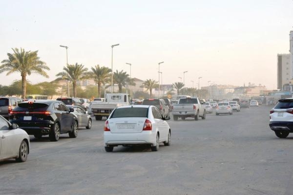 خروج بعض السيارات عن الطريق بسبب الزحام - تصوير: طارق الشمر ومرتضى بوخمسين وراكان الغامدي