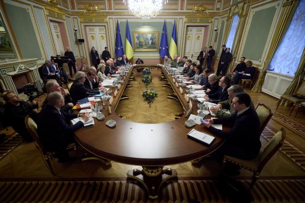 زيلينسكي يحضر اجتماعًا خلال قمة الاتحاد الأوروبي في كييف- رويترز