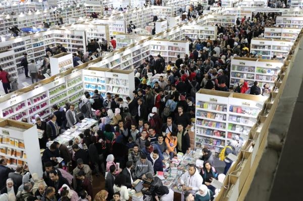 إقبال غير مسبوق.. نصف مليون زائر لمعرض القاهرة للكتاب في يوم واحد