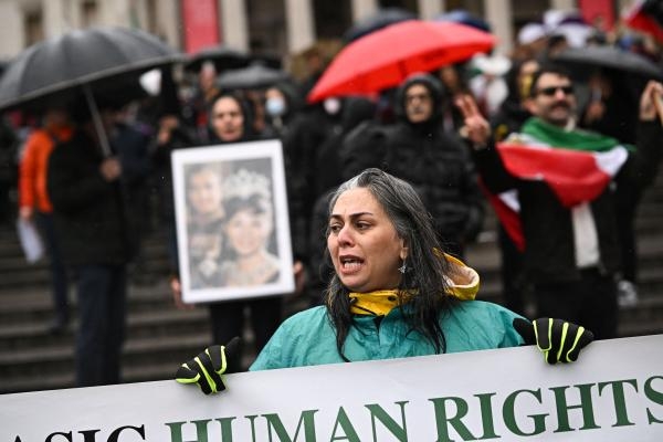 المقاومة الإيرانية تنظم مسيرات في عدة مدن أوروبية دعما للانتفاضة - اليوم