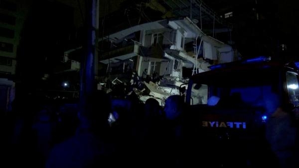 عمال الإنقاذ يعملون وسط أنقاض مبنى منهار في أعقاب الزلزال الذي ضرب مدينة ديار بكر التركية - تركيا