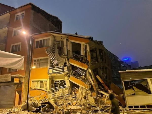 مبنى منهار بعد الزلزال في ملاطية بتركيا - رويترز