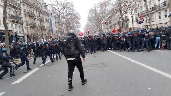 ضباط يشتبكون مع متظاهرين ضد خطة الحكومة الفرنسية لإصلاح المعاشات - رويترز