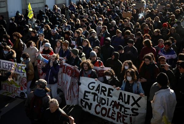 تواصل الضغط على ماكرون.. موجة ثالثة من الإضرابات في فرنسا