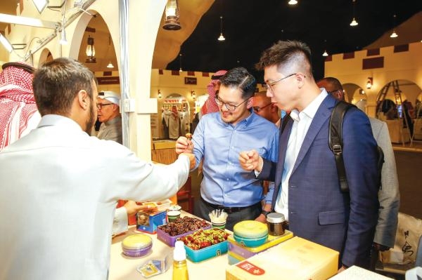 زوار صينيون: «تمور الأحساء» فرصة ثرية للتعرف على الثقافة السعودية