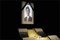 بعد 7 أشهر من اغتياله.. صدور مذكرات رئيس الوزراء الياباني شينزو آبي
