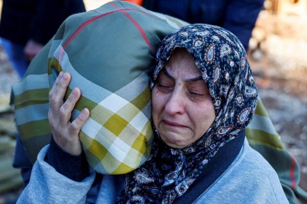سيدة خلال دفن ضحايا الزلزال بمقبرة في كهرمان ماراس بتركيا - رويترز