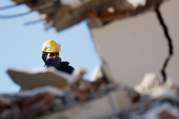عامل إنقاذ يتابع البحث عن ناجين بعد الزلزال المميت في كيريخان بتركيا - رويترز