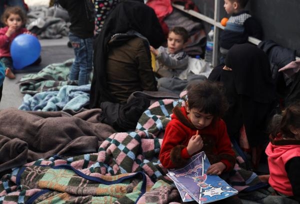 أطفال سوريون في ملجأ مؤقت بإدلب بعد كارثة الزلزال - رويترز