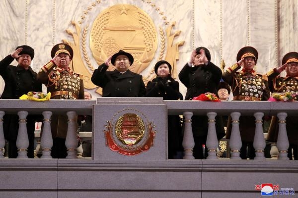 زعيم كوريا الشمالية خلال حضوره العرض العسكري في ذكرى تأسيس الجيش - رويترز
