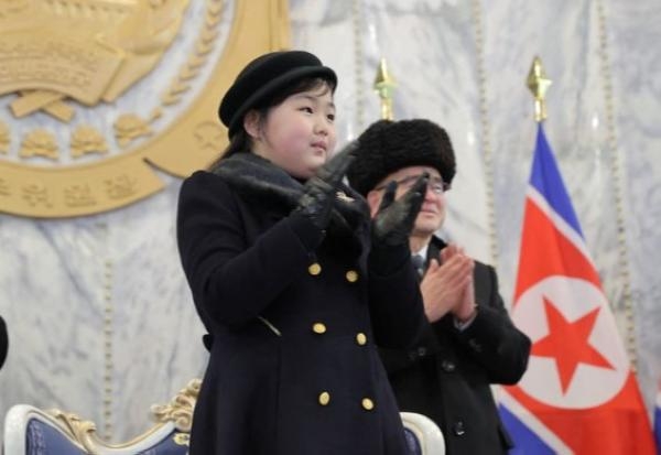 ظهور ابنة زعيم كوريا الشمالية في استعراض عسكري.. ماذا وراء ذلك؟