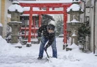 الثلوج تلغي 100 رحلة جوية وتعطل القطارات وتغلق الطرق في اليابان