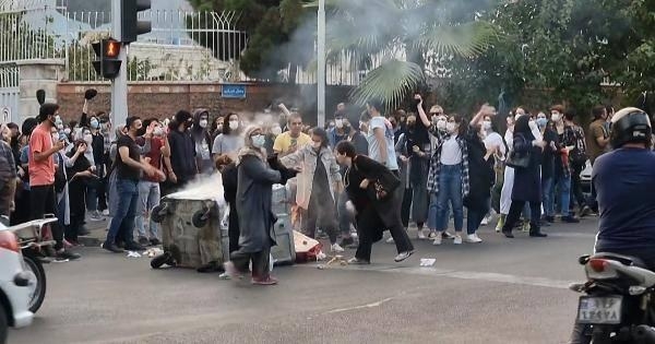 تظاهرات الشباب الإيرانيين تتواصل ضد نظام الملالي الدموي - اليوم
