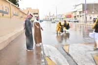 رئيس بلدية طريف يتابع ميدانيًا أعمال فرق الطوارئ لتصريف مياه الأمطار- حساب بلدية طريف على تويتر