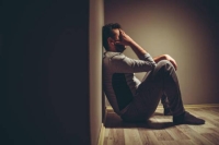 الحساسية المفرطة والنوم طويلًا أبرزها.. 8 أعراض لاكتئاب الشتاء