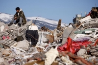 رجل يجلس وسط الأنقاض في أعقاب الزلزال القاتل في كهرمانماراس بتركيا - رويترز