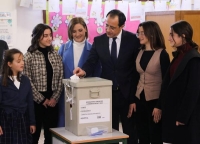 المرشح الرئاسي نيكوس كريستودوليديس يصوت وعائلته تقف بجانبه خلال الجولة الثانية من الانتخابات الرئاسية- رويترز