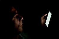 استخدام الأجهزة الإلكترونية حتى وقت متأخر من الليل يؤثر على جودة النوم - مشاع إبداعي