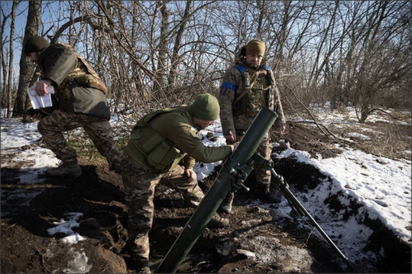 تسعى أوكرانيا لتسليح جيشها بما يمكنها من مواجهة الغزو الروسي - رويترز