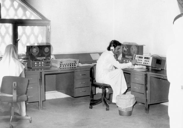 خاطبت الإذاعة السعودية مستمعيها لأول مرة، مساء الأول من شهر أكتوبر 1949- دارة الملك عبد العزيز