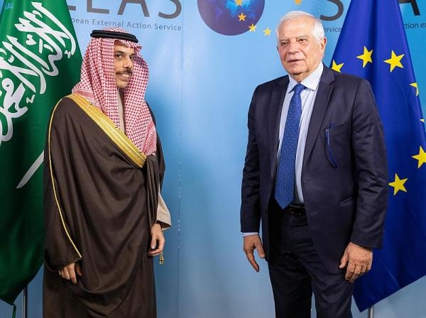 وزير الخارجية وأمين الجامعة العربية يجتمعان مع جوزيب بوريل في بروكسل